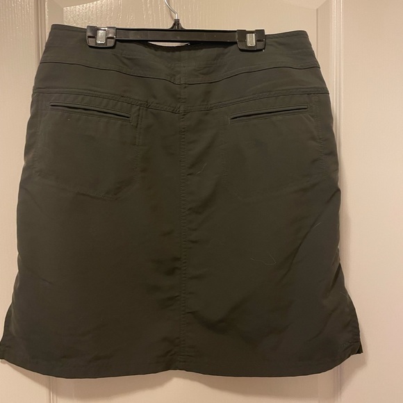 MEC dark grey/black hiking skirt size 12 with front zip and back pockets - Picture 4 of 10
